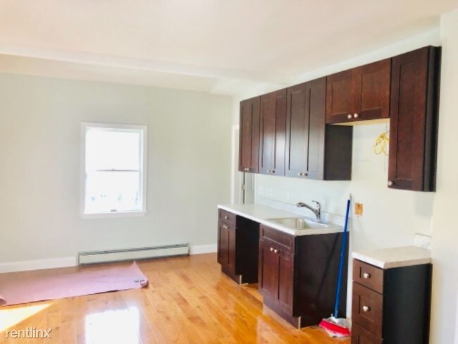 Building Photo - 2 br, 1 bath Apartment - 16 Lincoln Ave