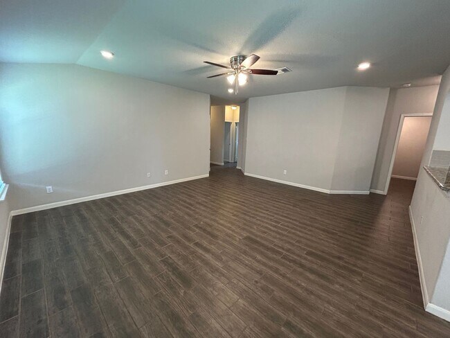 Foto del edificio - 3/2/2 in Avery Park / Fridge Included  / W...