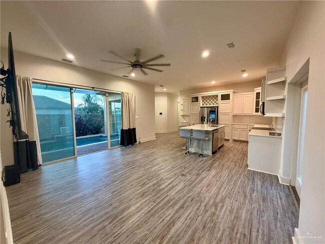 Building Photo - 25 Lago Washington