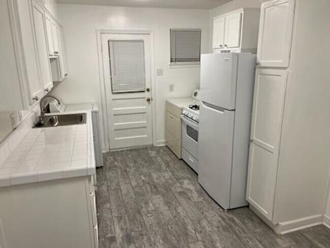 Foto del edificio - Available Now!