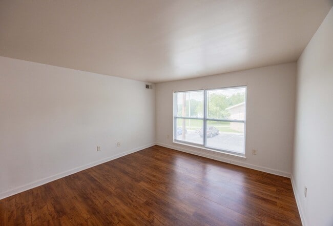 Building Photo - Marion Manor