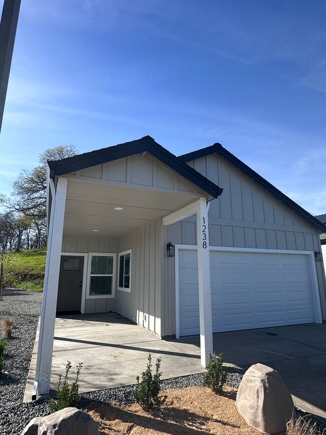 Building Photo - Brand New Build on Old Alturas - ALL Electric with City of Redding Solar!