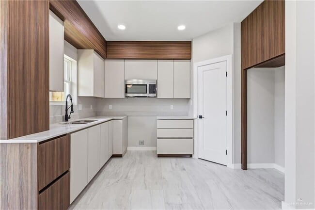 Building Photo - 2206 Corales St