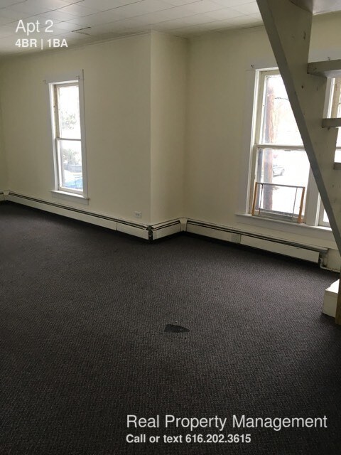 Foto del edificio - 4 bed 1 bath next to Ferris State Campus!
