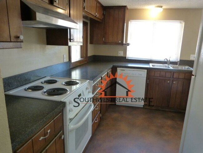 Building Photo - Golf Course Property!