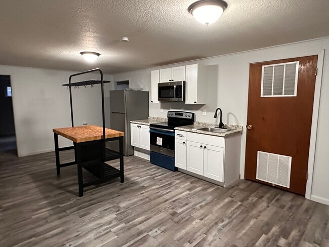 Building Photo - 815 Kingsley Dr