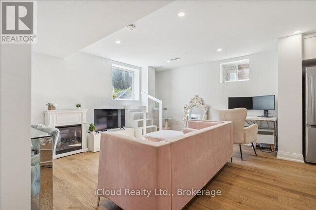 Photo du bâtiment - 925 Hickory Cres