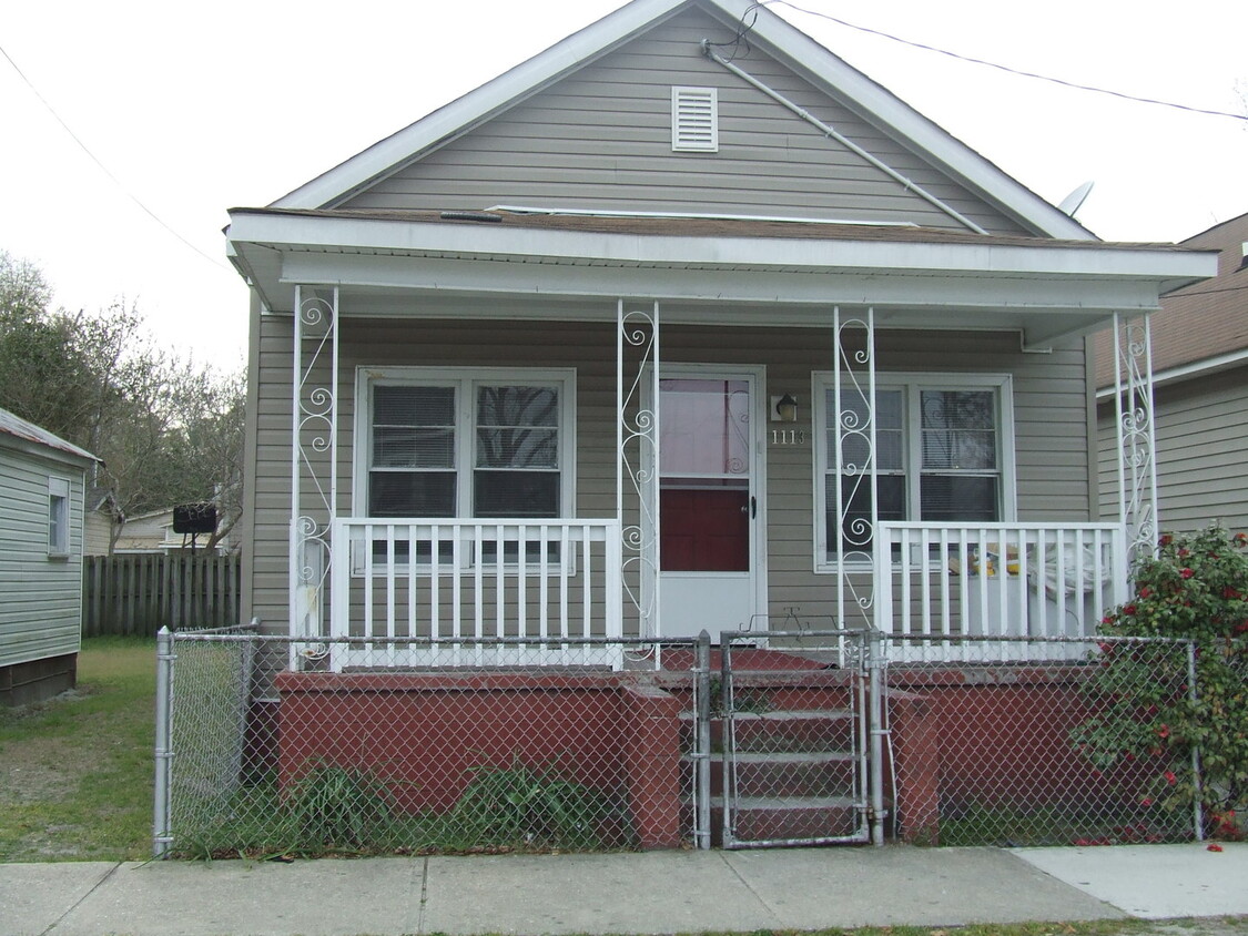 Primary Photo - Lovely 2BR + office 1 BA Single family