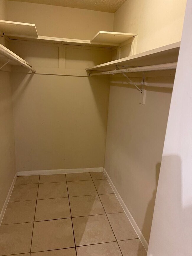 Foto del edificio - POS Holdings LLC-718-720