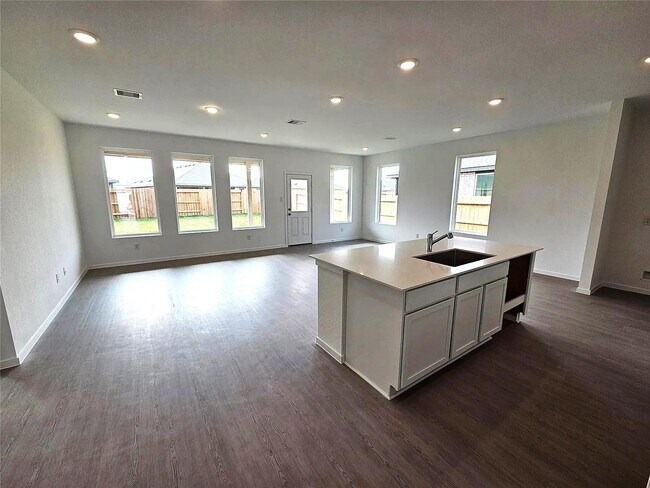 Foto del edificio - 6818 Yellow Jessamine Ln