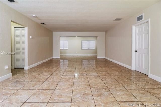 Foto del edificio - 1730 NW 187th St