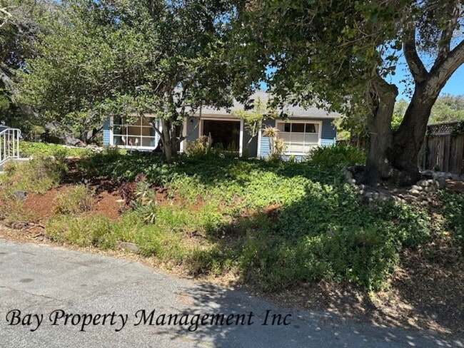 Building Photo - Charming 2 Bedroom, 1.5 Bath Home Near Riv...
