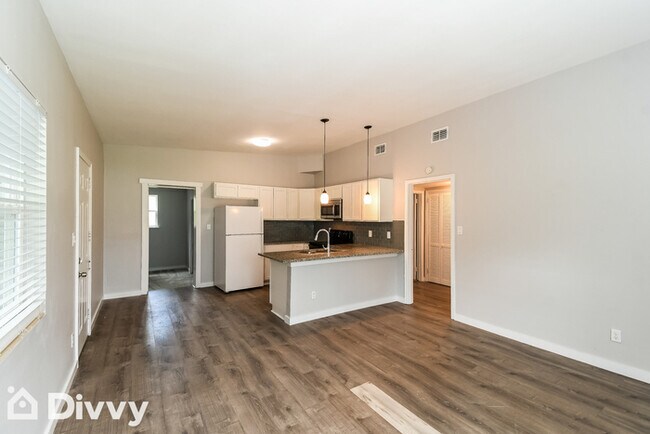 Foto del edificio - 10329 Elmhurst Dr