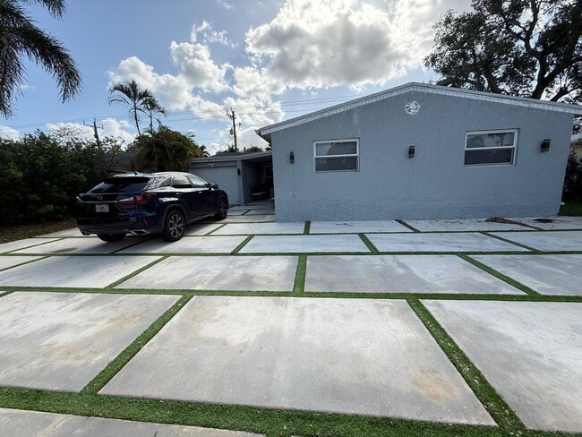 Building Photo - 3111 N 66th Ave