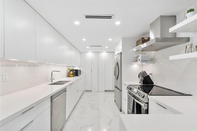 Building Photo - 1121 Crandon Blvd