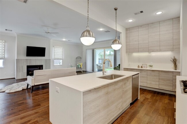 Building Photo - 1715 Maravilla Dr