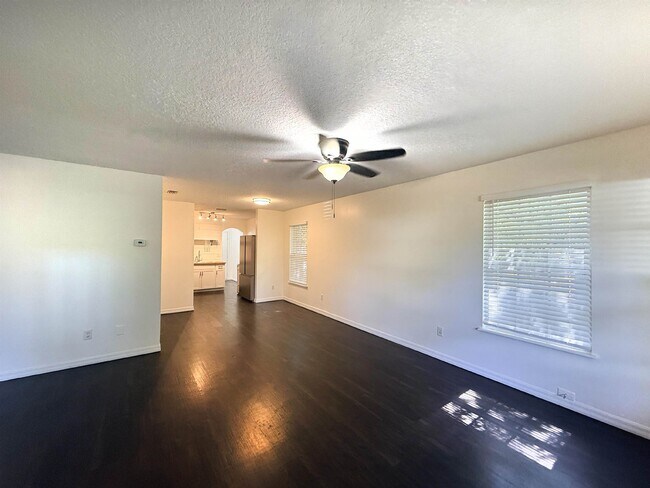 Foto del edificio - 1058 W 15th St