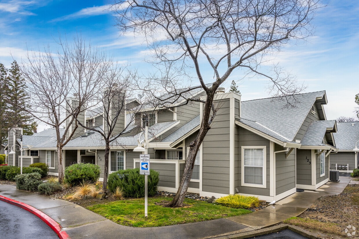 Primary Photo - Lakeside Townhomes