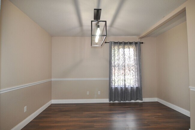 Building Photo - Beautiful Custom 3-Bed, 2-Bath Home in Sad...