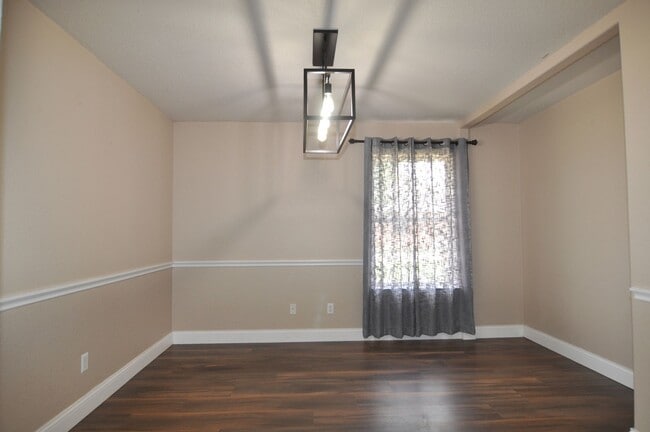 Foto del edificio - Beautiful Custom 3-Bed, 2-Bath Home in Sad...