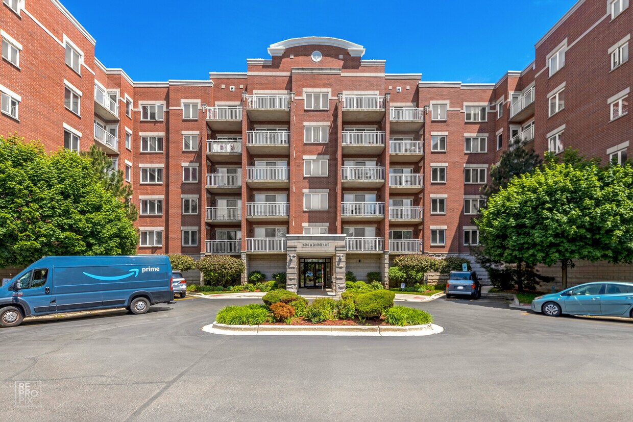 Foto principal - 6560 W Diversey Ave