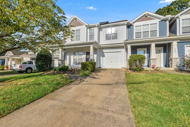 Building Photo - Immaculate townhome in perfect location!