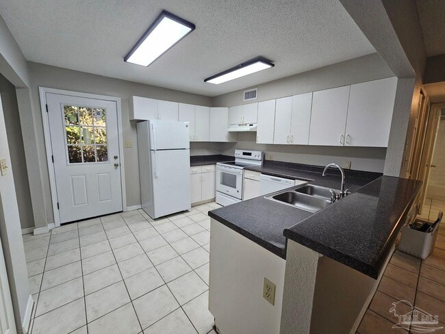 Foto del edificio - 6832 Hunt St