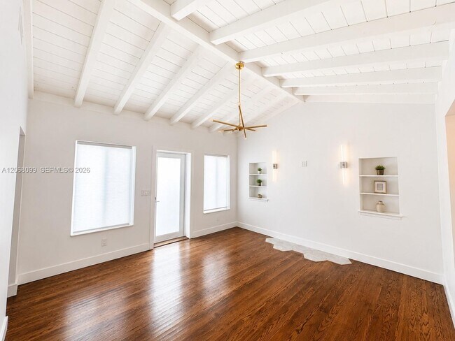 Foto del edificio - 7825 Byron Ave