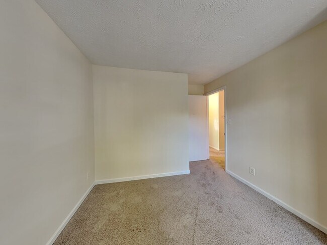 Building Photo - 4 bed 1 bath with a fenced in backyard!