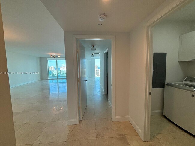 Foto del edificio - 3301 NE 183rd St