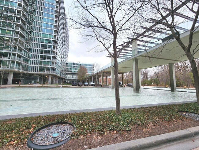 Foto del edificio - 9655 Woods Dr