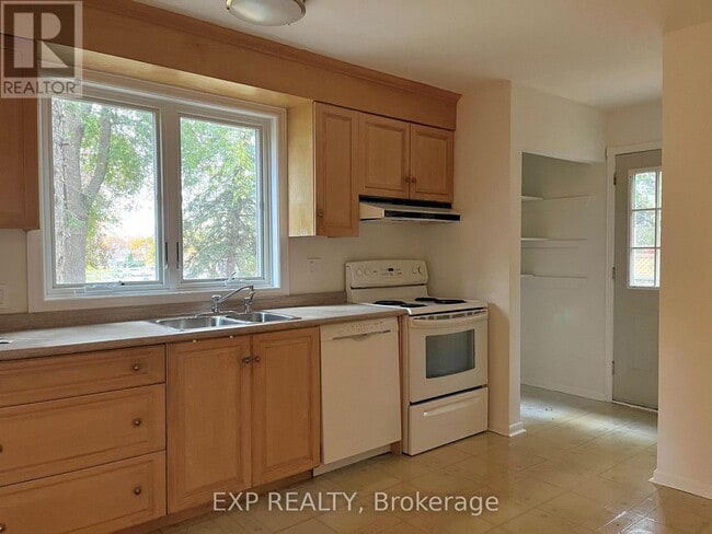 Building Photo - 61 Richbourne Ct