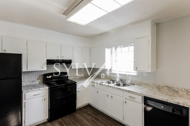 Building Photo - Lovely 3BR, 2BA Brick Rancher