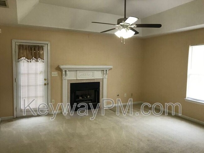 Foto del edificio - 1017 Caddenwoods Dr