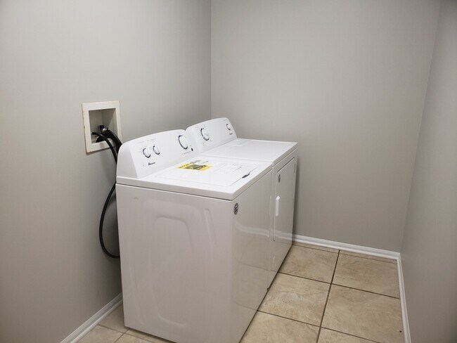 Building Photo - Stunning 4 bedroom 2.1 bath with basement