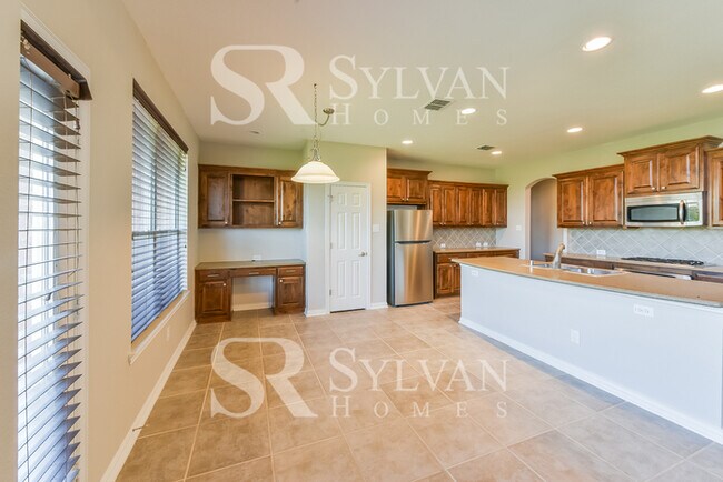 Building Photo - Gorgeous 5 bedroom, 4 bath colonial!