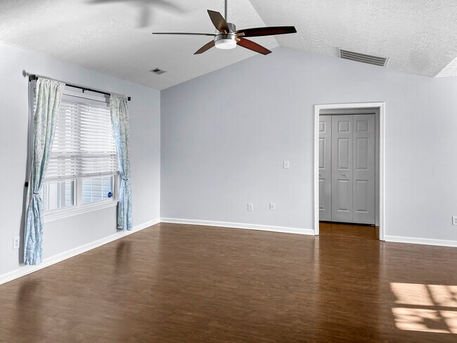 Sala de estar 1 - 213 Red Carnation Dr