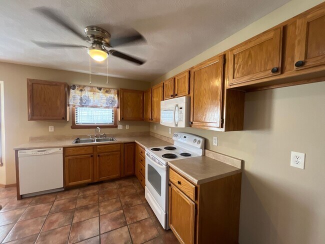 Foto del edificio - Sit Back, Relax. Your New home Awaits.