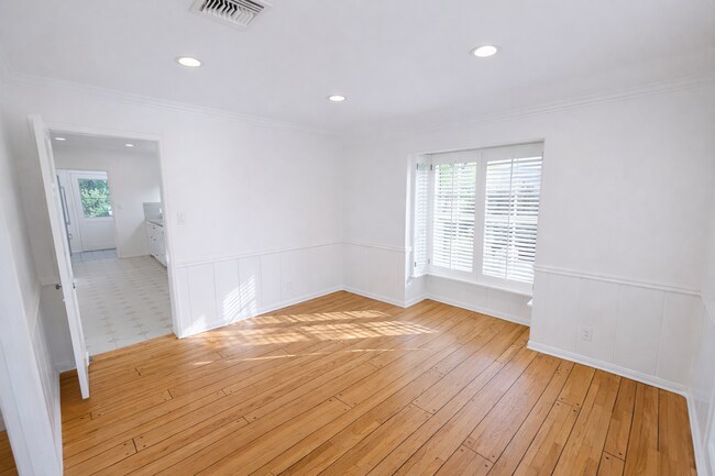 Building Photo - Charming Country English Home