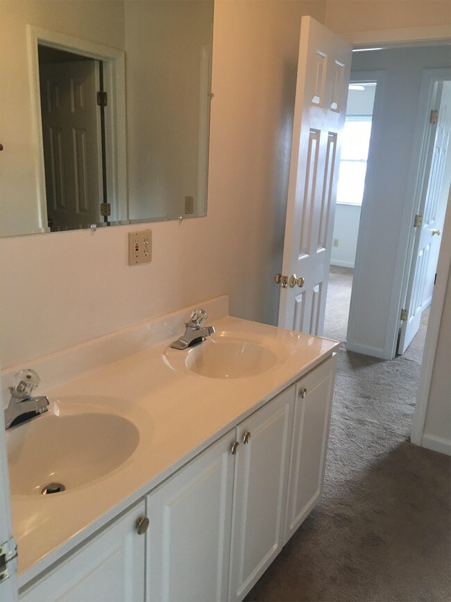 Foto del edificio - 3832 Sleepy Hollow Dr