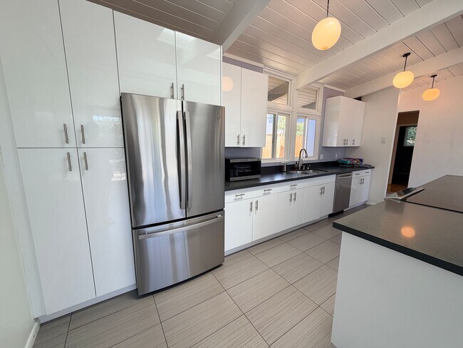 Building Photo - San Mateo 4Bed/2Ba Eichler Home with Putting Green, Vegetable Garden & Designer Finishes