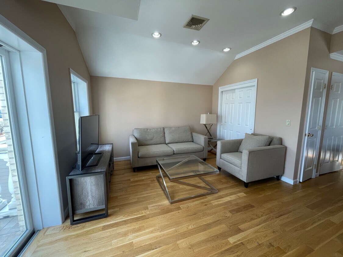 258A Longstreet Ave, The Bronx, NY 10465 House Rental in The Bronx