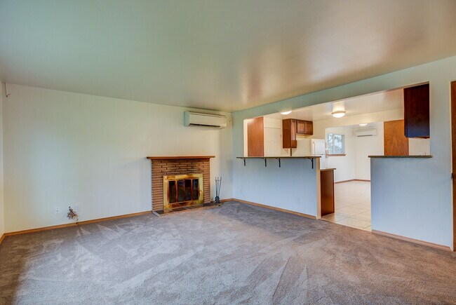 Foto del edificio - 4 Bed 2 bath Home in the Heart of Oak Harbor