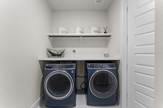 Building Photo - 15026 La Strada Dr