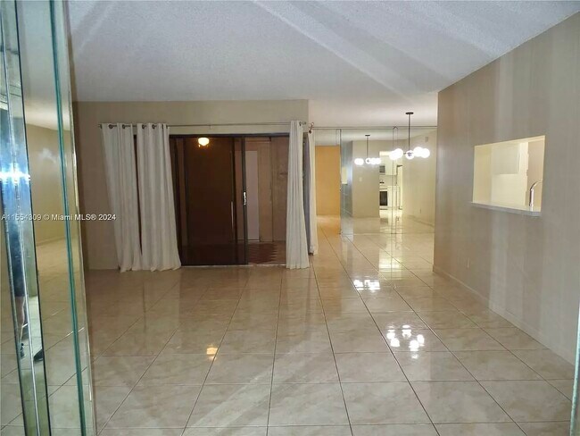 Foto del edificio - 335 Ives Dairy Rd