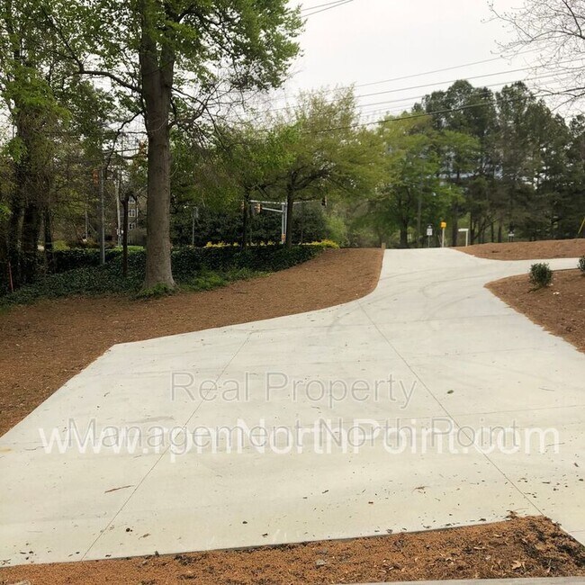 Foto del edificio - 3310 E Roxboro Rd NE