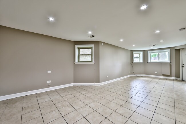 Building Photo - 2527 N Springfield Ave
