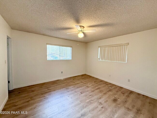 Foto del edificio - 841 E Pine Knoll Dr