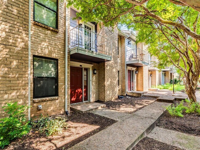 Building Photo - 810 Banister Ln