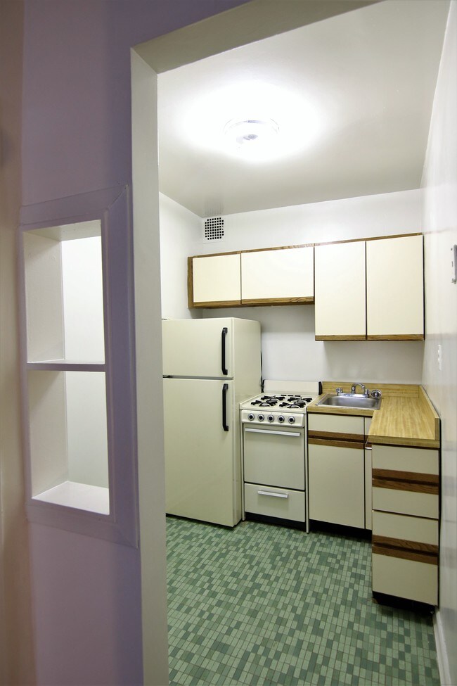 Building Photo - 335 W 88th St